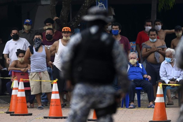 FOTOS: El Salvador y su unidad antidisturbios en centros de aislamiento