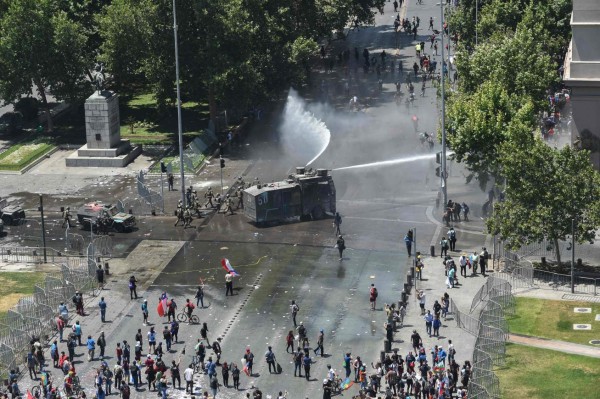 Bloqueos, fogatas y 'renuncia Piñera', el paro nacional de 48 horas en Chile