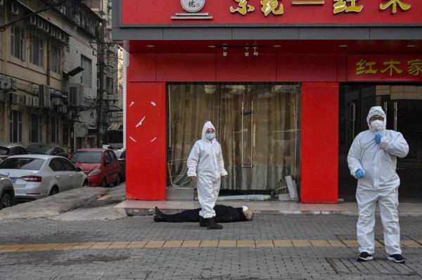 FOTOS: Hombre cayó fulminado en plena calle de Wuhan por coronavirus