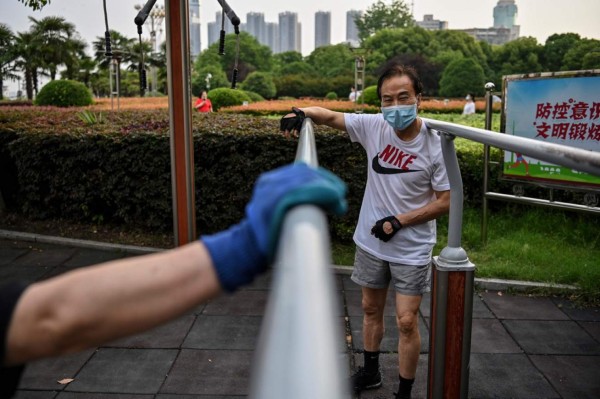 Bodas, paseos y diversión: la vida vuelve despacio a Wuhan (FOTOS)