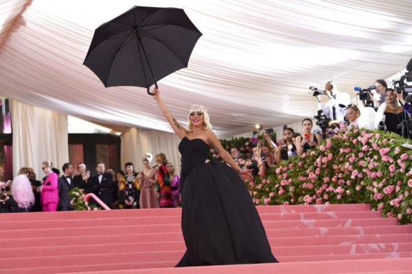 (FOTOS) Lady Gaga impacta en la MET Gala 2019: aparece en vestido y termina en lencería