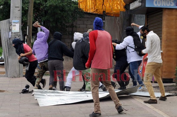 Las fotos de los destrozos que protagonizaron encapuchados en la UNAH