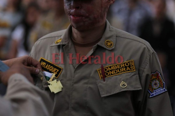 Así fue condecorado el bombero Ever Velásquez, sobreviviente del incendio en La Montañita