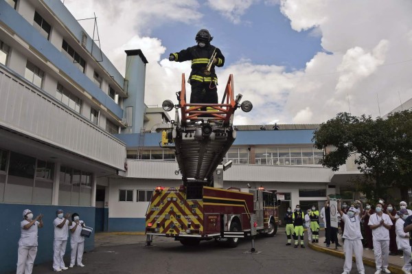 FOTOS: Con trompetas, bomberos llevan alegría a un hospital de Quito