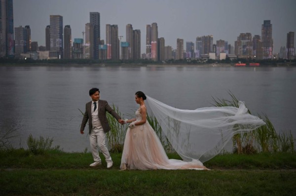 Bodas, paseos y diversión: la vida vuelve despacio a Wuhan (FOTOS)