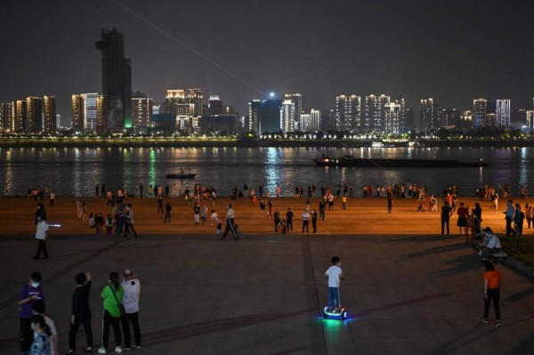 Bodas, paseos y diversión: la vida vuelve despacio a Wuhan (FOTOS)