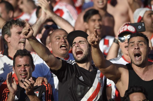 Copa Libertadores: Así fue el enfrentamiento entre hinchas por el que se suspendió la final River Plate vs Boca Juniors (FOTOS)