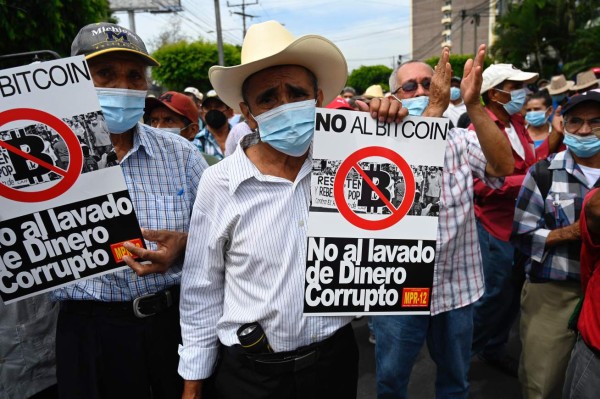 Veteranos del ejército salvadoreño protestan contra el uso del bitcoin