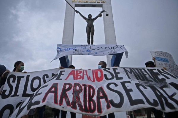 'Dictador' y 'drogokele': las protestas contra Bukele por destitución de magistrados (FOTOS)