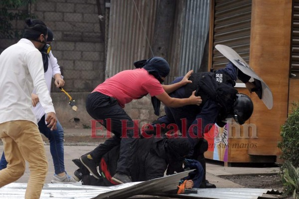 Las fotos de los destrozos que protagonizaron encapuchados en la UNAH