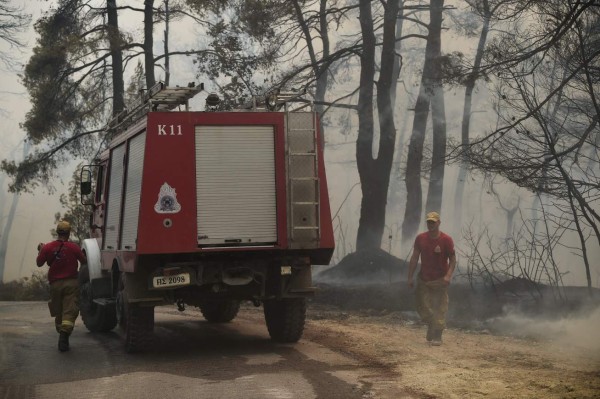 Así avanzan los incendios descomunales que devoran pueblos en Grecia