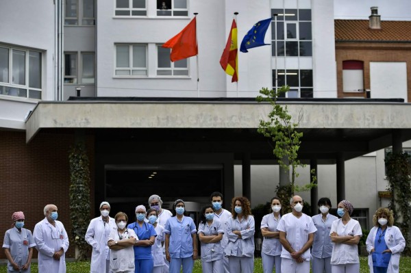 Imágenes: Médicos españoles homenajean compañeros fallecidos por coronavirus