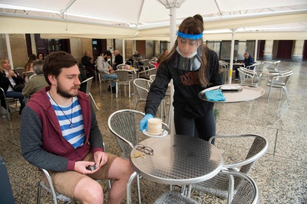 Reapertura y uso obligatorio de mascarillas en España en imágenes