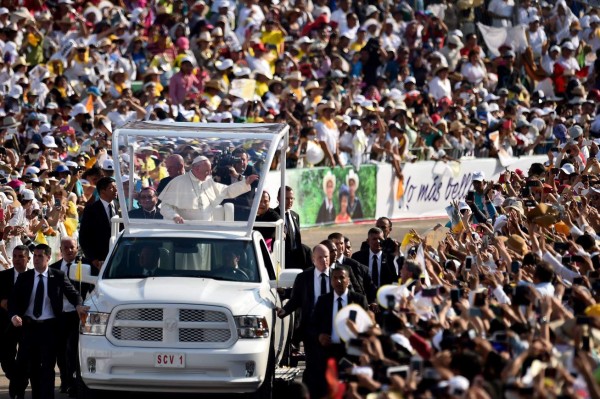 Los divertidos memes del Papa en México