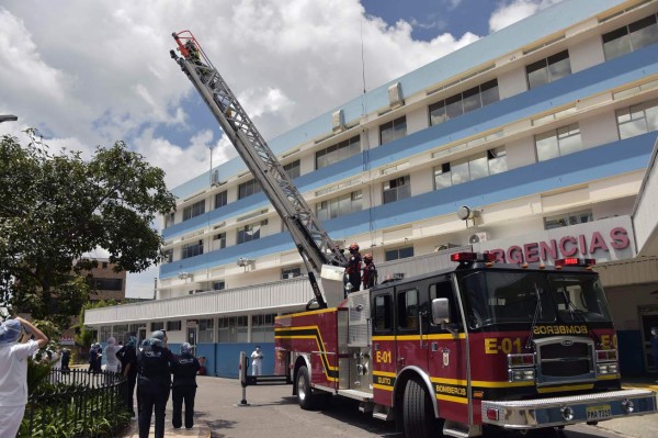 FOTOS: Con trompetas, bomberos llevan alegría a un hospital de Quito