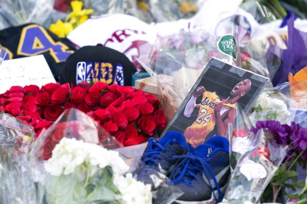 Llanto, flores y desconsuelo: fans rinden homenaje a Kobe Bryant (FOTOS)