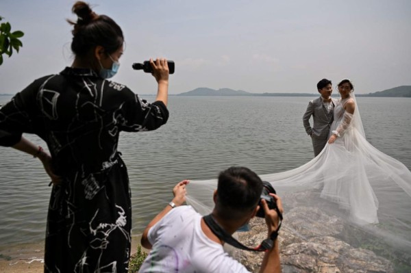 Bodas, paseos y diversión: la vida vuelve despacio a Wuhan (FOTOS)