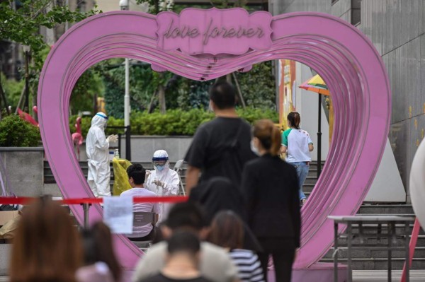 Bodas, paseos y diversión: la vida vuelve despacio a Wuhan (FOTOS)