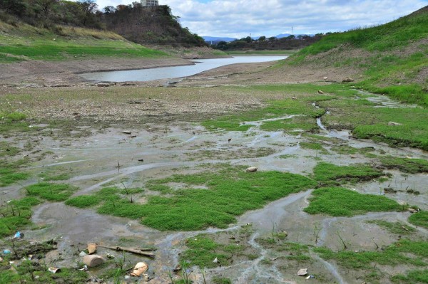 Honduras: Las tristes imágenes de la represa Los Laureles que luce casi desierta