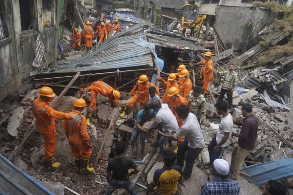 Impactantes fotos del derrumbe de edificio en India que deja al menos 15 muertos  