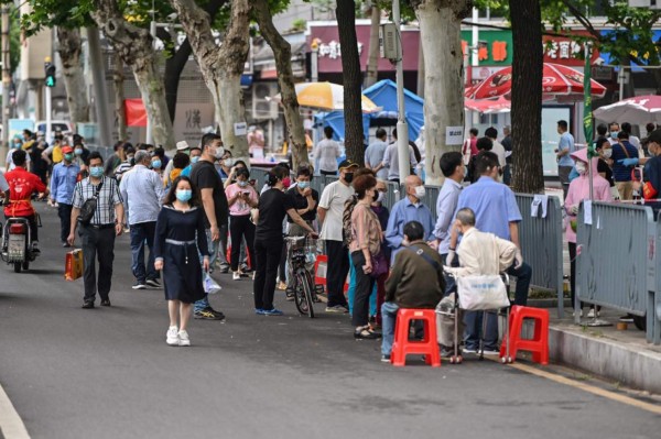 Bodas, paseos y diversión: la vida vuelve despacio a Wuhan (FOTOS)