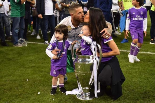 Fotos: Los besos más apasionados de los futbolistas y sus parejas