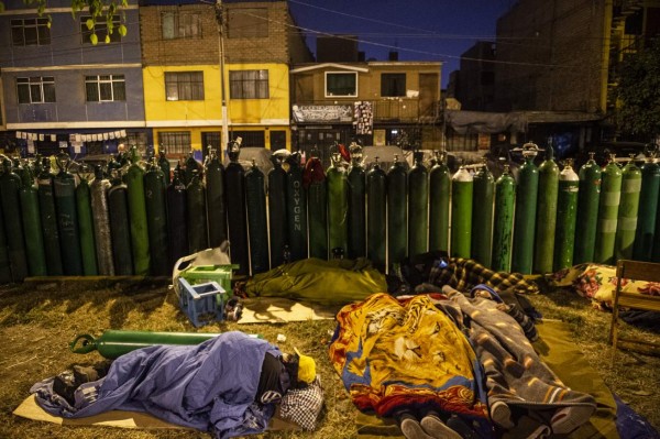 Las imágenes de la impactante escasez de oxígeno para pacientes covid-19 en Perú