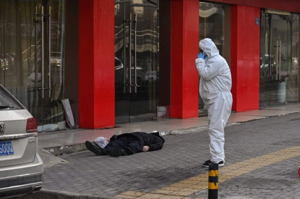 FOTOS: Hombre cayó fulminado en plena calle de Wuhan por coronavirus