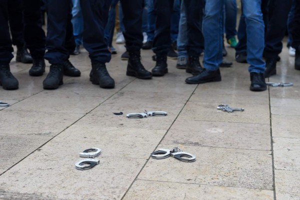 FOTOS: Policía francesa sale a las calles para rechazar acusaciones de racismo