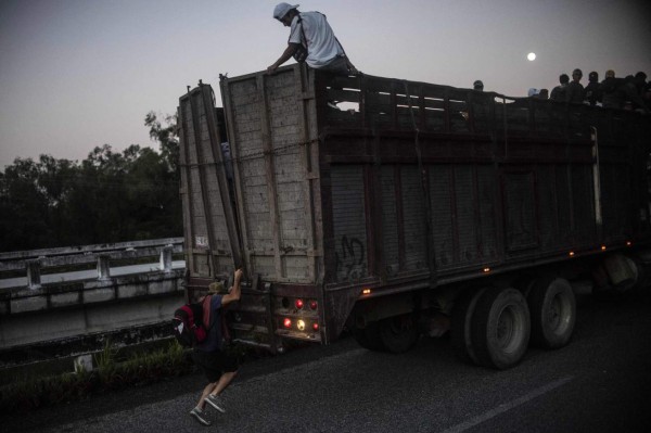 FOTOS: Cae la noche y los migrantes se preparan para dormir en el duro asfalto de México