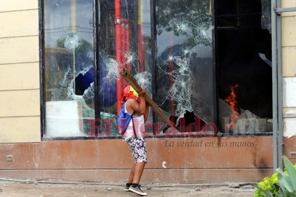 Las fotos de los destrozos que protagonizaron encapuchados en la UNAH