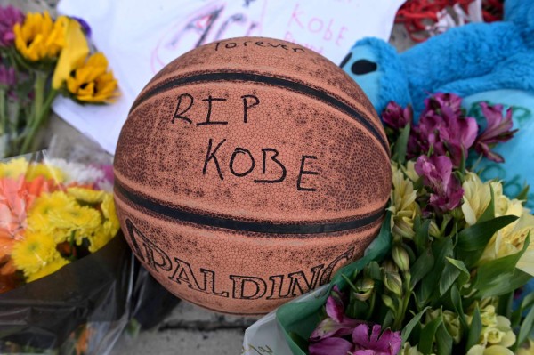 Llanto, flores y desconsuelo: fans rinden homenaje a Kobe Bryant (FOTOS)