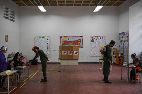 Sin resistencia y con alta abstención, Maduro busca el control del Parlamento (FOTOS)