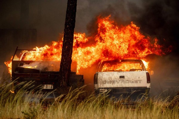 Cenizas, humo y estructuras carbonizadas: Incendio en California sigue creciendo (FOTOS)