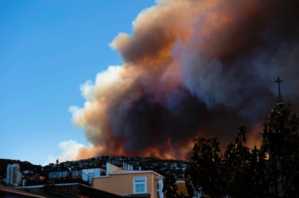 En imágenes el pavoroso incendio que amenaza arrasar Valparaíso