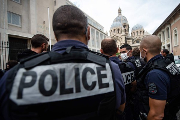 FOTOS: Policía francesa sale a las calles para rechazar acusaciones de racismo