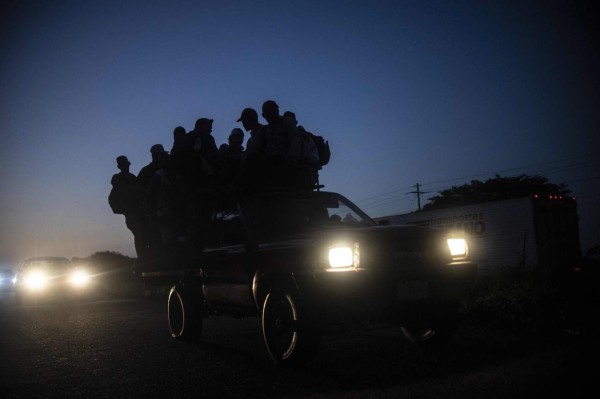 FOTOS: Cae la noche y los migrantes se preparan para dormir en el duro asfalto de México