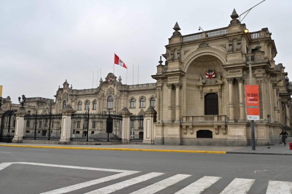 Perú: Calles desoladas tras decisión del presidente de cerrar el Congreso