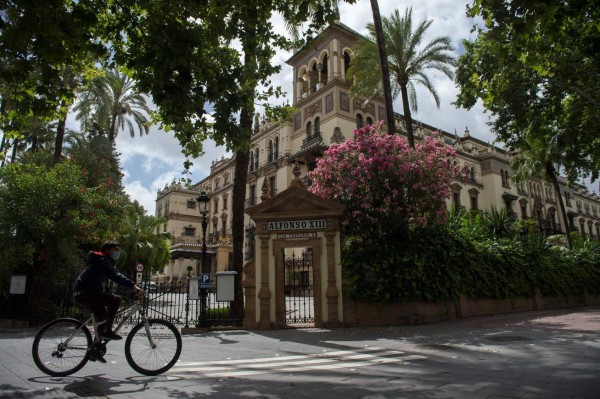 Poco a poco y con cierto temor, españoles buscan la normalidad: FOTOS