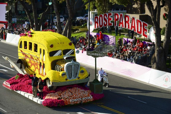 Con carrozas florales y animalistas, sorprende una vez más el Desfile de las Rosas 2022