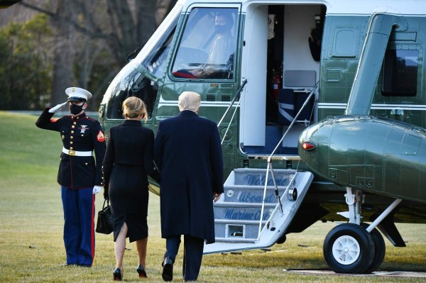 Elegante, sonriente y segura, así lució Melania Trump al abandonar la Casa Blanca (FOTOS)