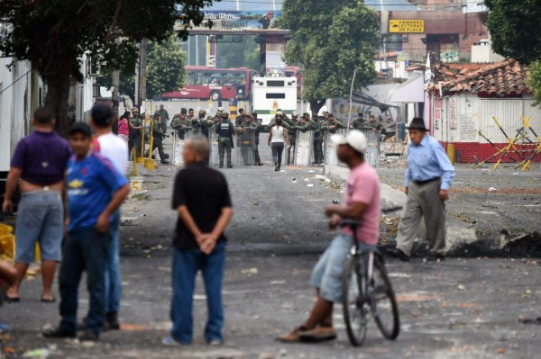 Como zona de guerra quedó Venezuela tras violentas protestas por ingreso de ayuda humanitaria