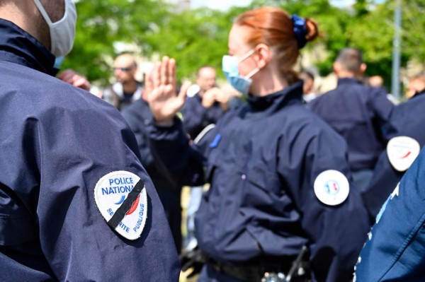 FOTOS: Policía francesa sale a las calles para rechazar acusaciones de racismo