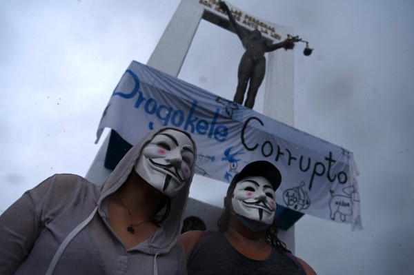 'Dictador' y 'drogokele': las protestas contra Bukele por destitución de magistrados (FOTOS)