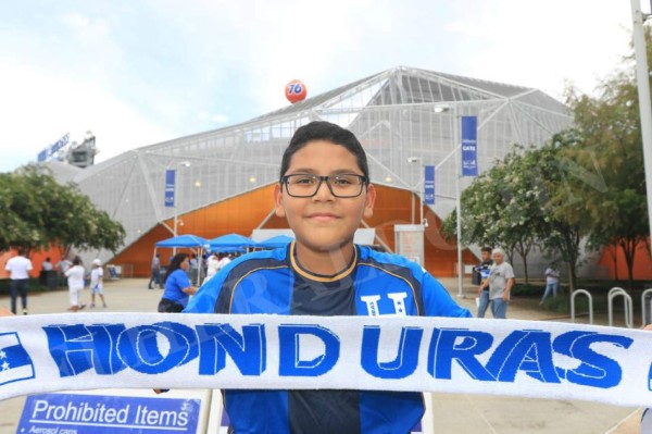 Hondureños desafían la tormenta eléctrica y empiezan a llegar al BBVA Compass Stadium