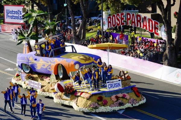 Con carrozas florales y animalistas, sorprende una vez más el Desfile de las Rosas 2022