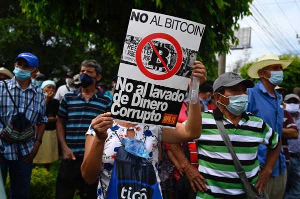 Veteranos del ejército salvadoreño protestan contra el uso del bitcoin