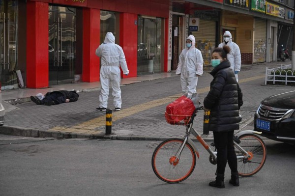 FOTOS: Hombre cayó fulminado en plena calle de Wuhan por coronavirus