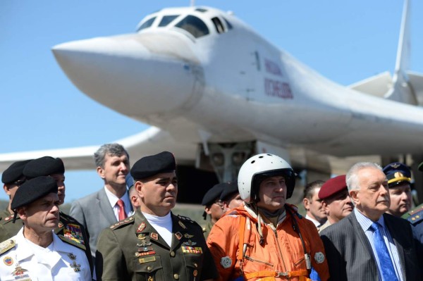 FOTOS: Los cuatro bombarderos que Rusia envió a Venezuela para defensa