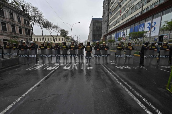 Perú: Calles desoladas tras decisión del presidente de cerrar el Congreso